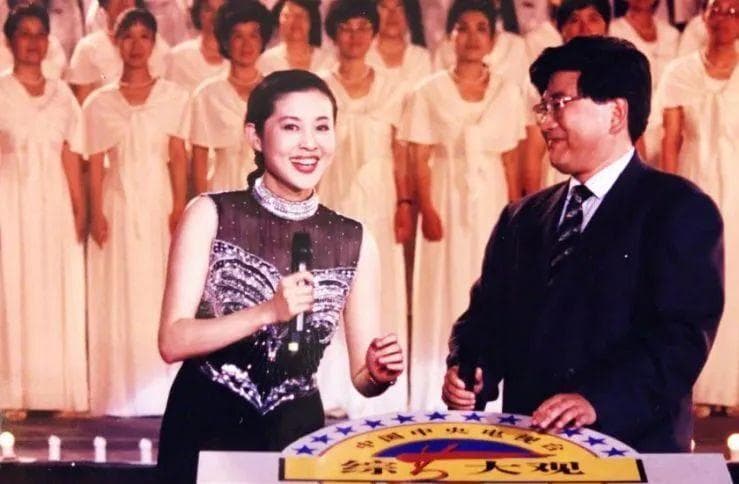 倪萍：13届春晚主持人，用坚韧精神战胜人生困境