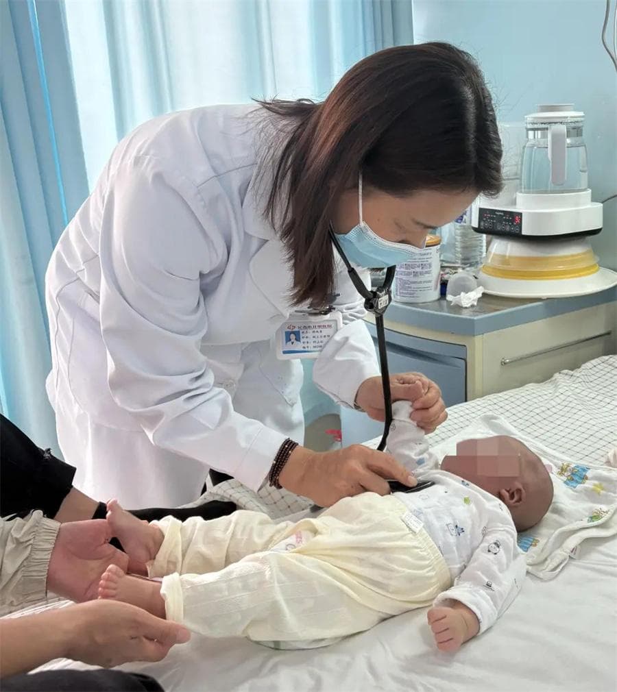 两个月大婴儿持续腹泻排血便，原因是……