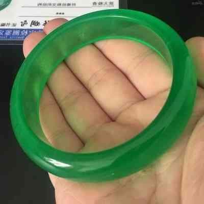 翡翠簪头：购买、保养、款式与搭配指南，让你成为翡翠珠宝达人