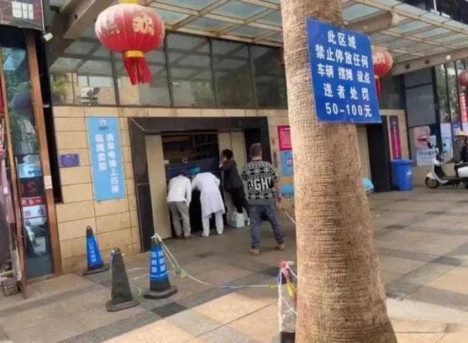 电梯安全事故频发，冲顶为何比坠落更可怕？