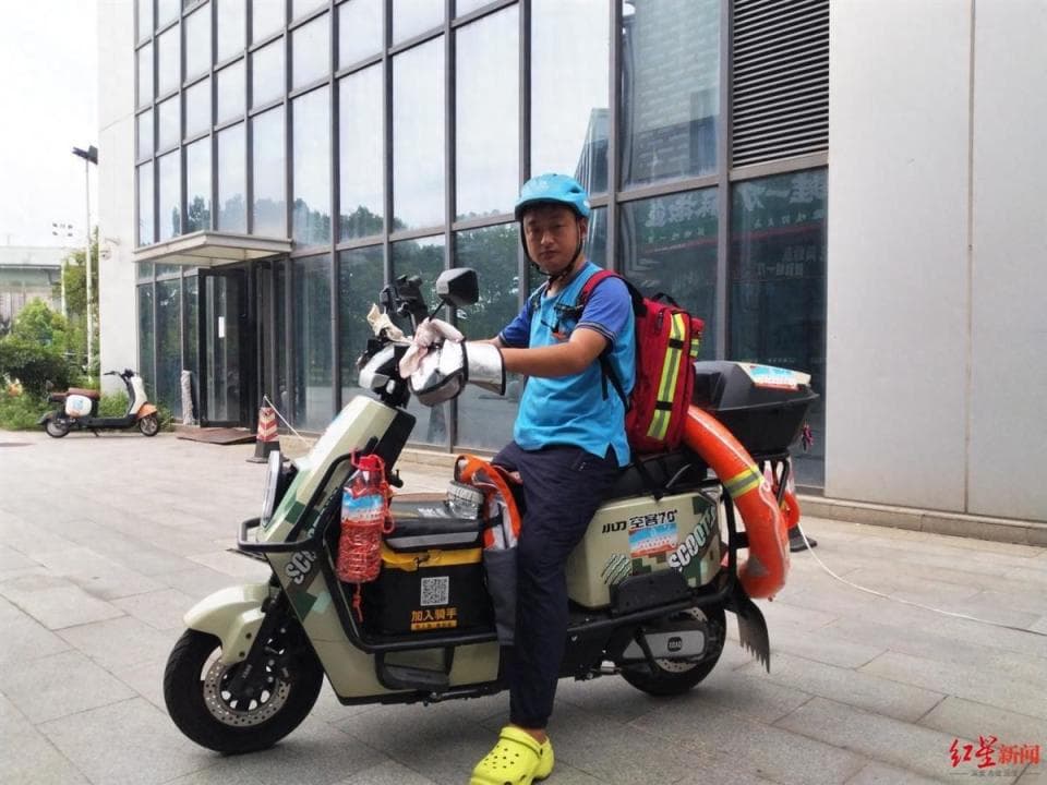 武汉一外卖小哥背着AED送外卖，期待更多“生命守护者”传递爱与希望