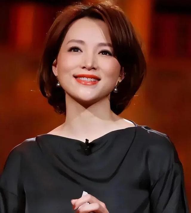 董卿优雅回归中国影视之夜，风采依旧