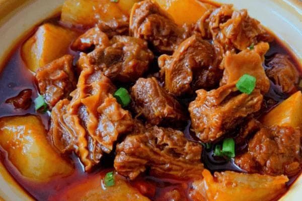 炖煮牛腩：长时间烹饪让肉质软烂、香气四溢
