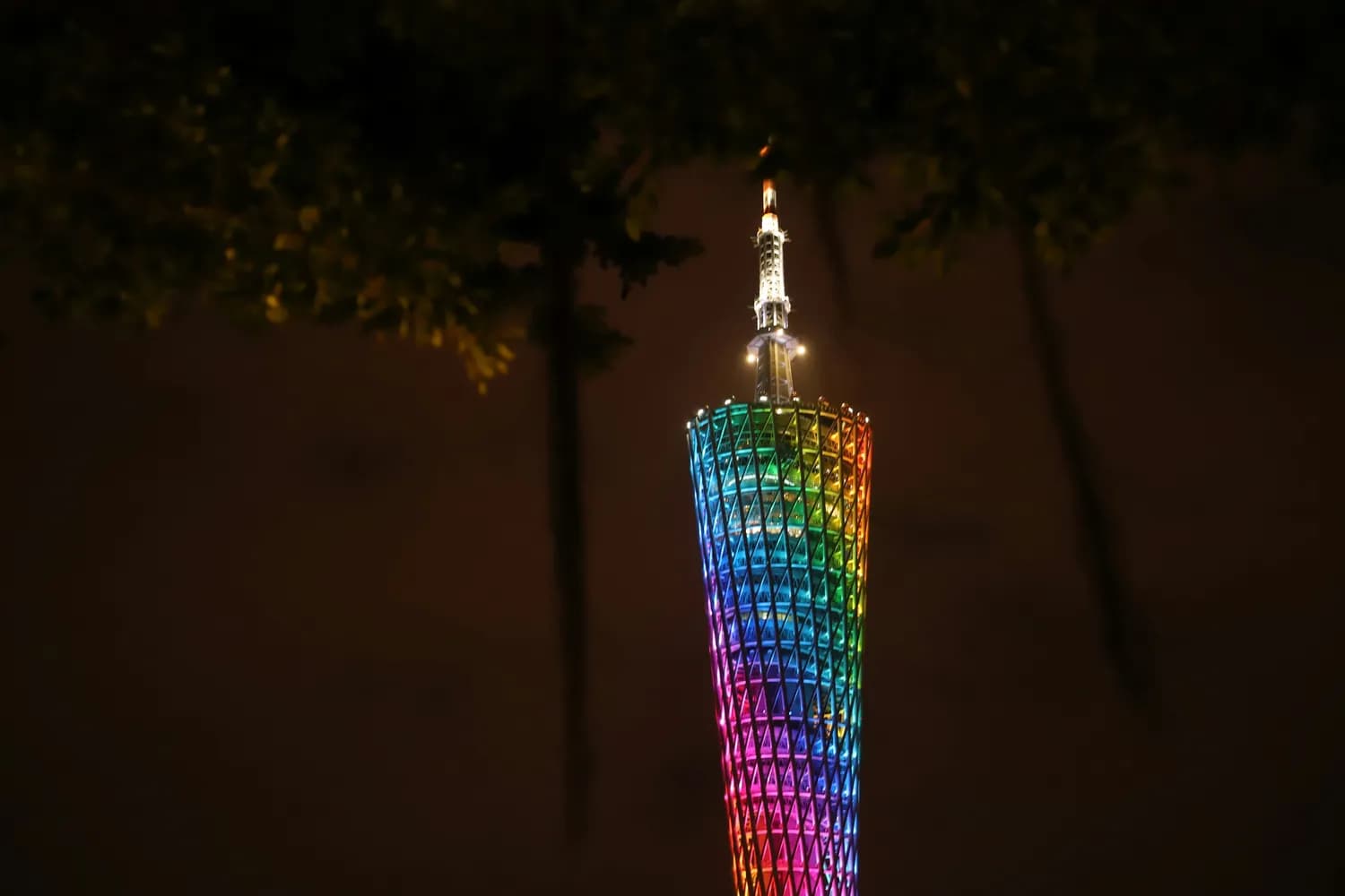 白莲塔下的色彩奇观：乌镇西栅与京杭大运河的水质之谜