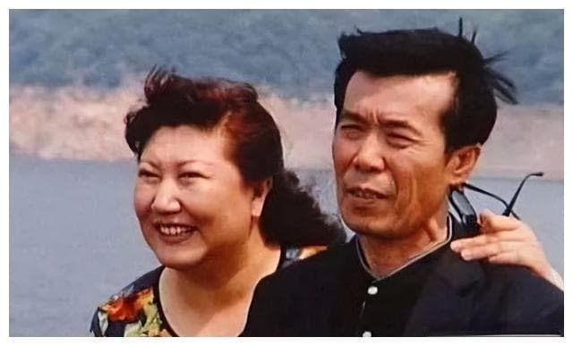 外籍演员归国拍戏引争议，编剧言论引发身份认同讨论