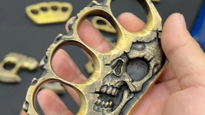 世界十大禁用近战武器：从指虎到三棱军刺，揭秘致命兵器的前世今生