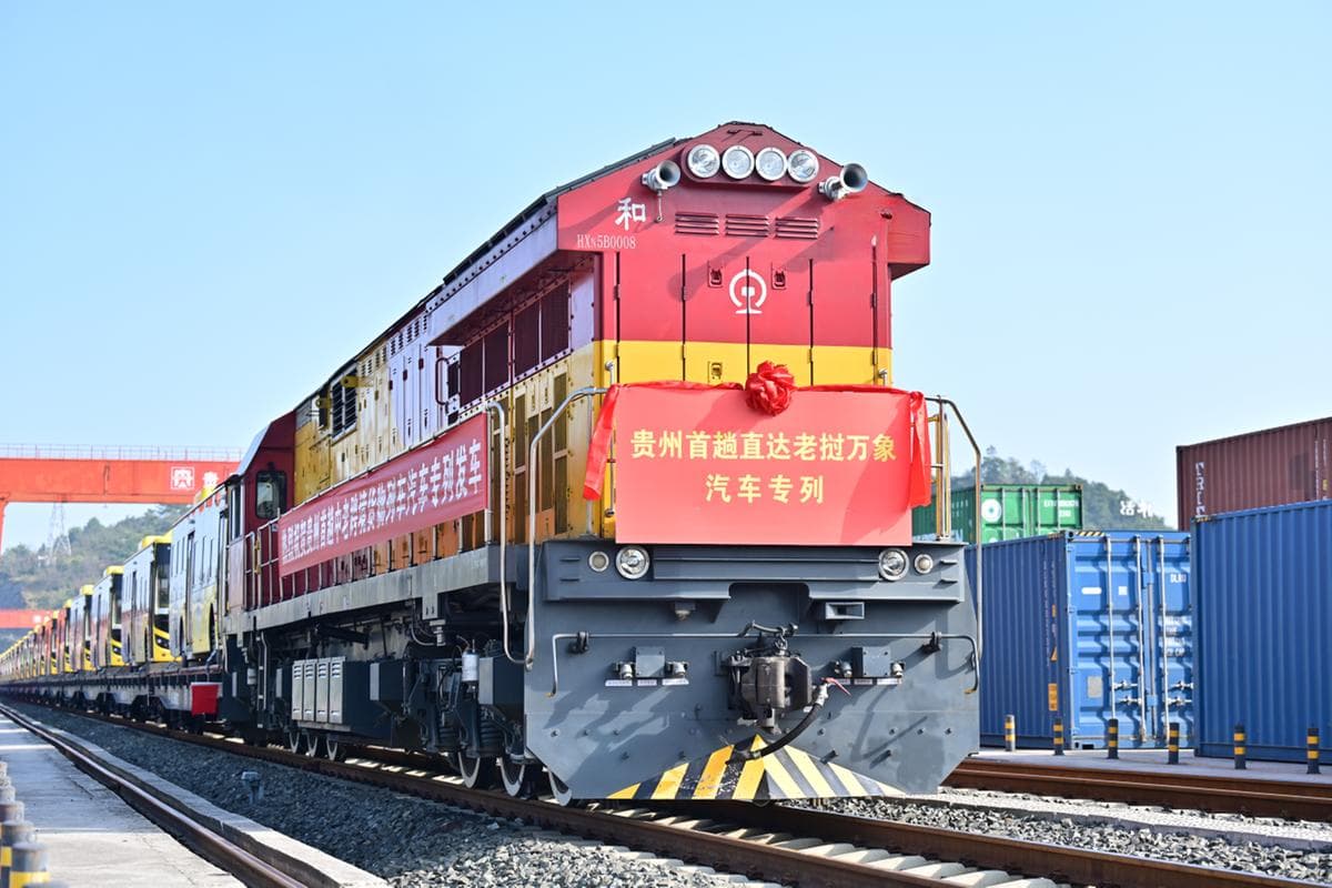 首趟“贵州造”新能源客车 跨境专列开行 直达老挝万象