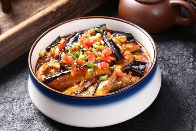 红烧茄子详细教程，茄子鲜嫩酱汁浓郁，轻松还原经典味道
