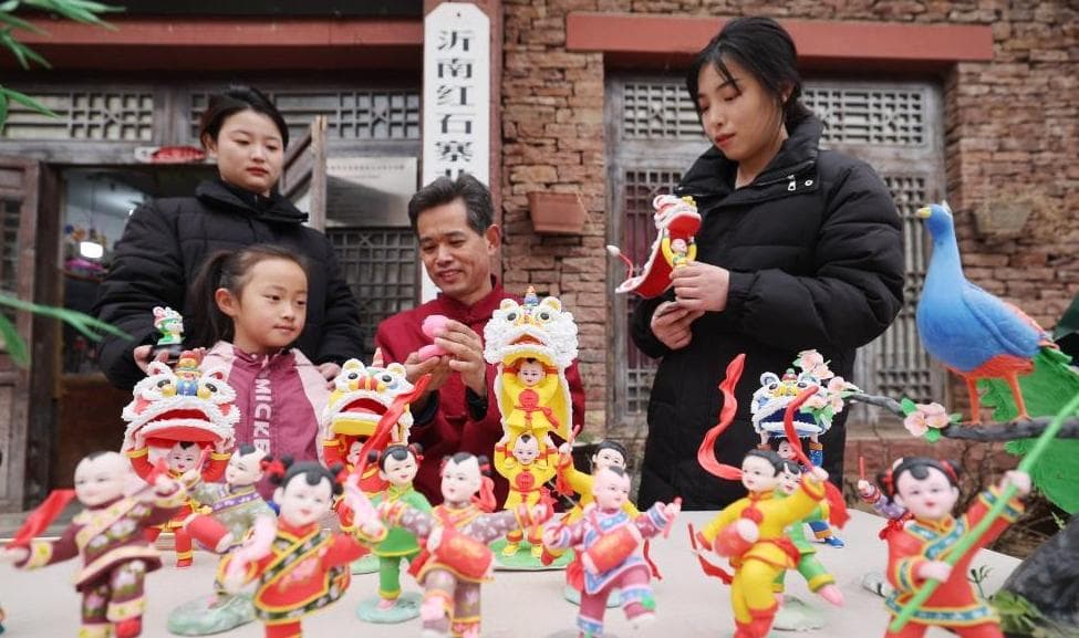 “年味”变了？透视老中青过年的代际碰撞与交融
