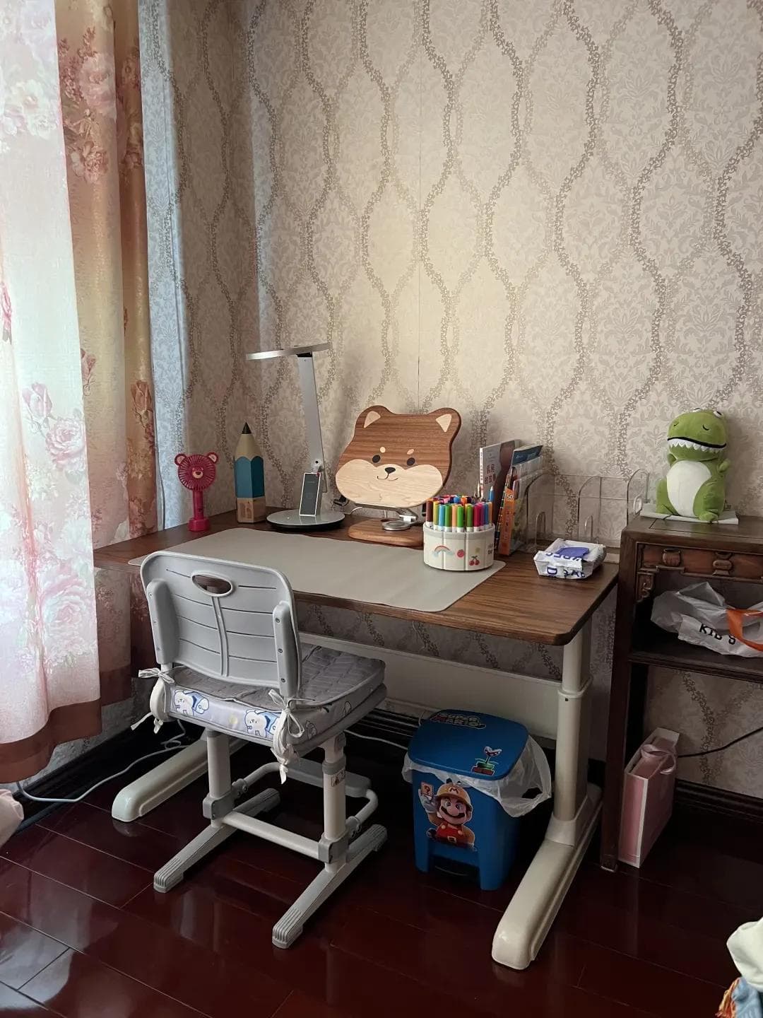 儿童学习桌选购攻略：材质安全、功能设计、护眼配置全解析