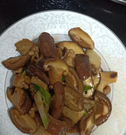 烧蘑菇，美味健康的佳肴（原汁原味，营养丰富，惊艳你的味蕾）
