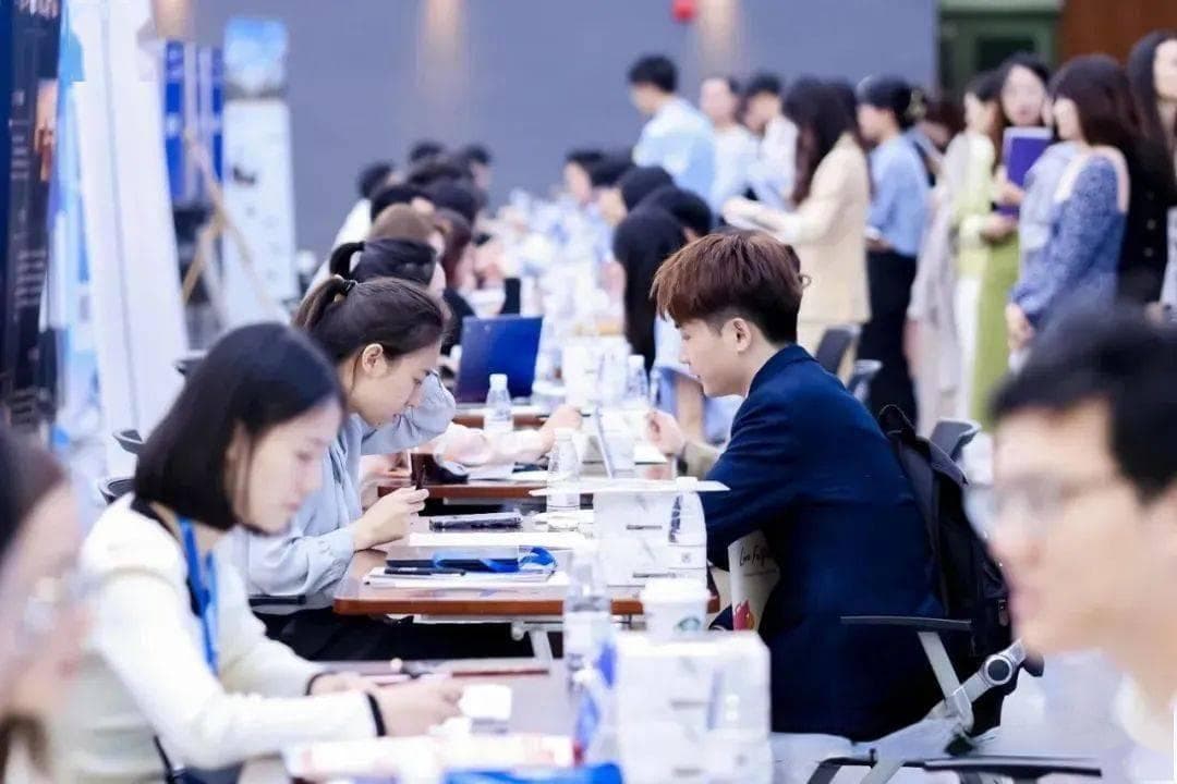 香港：1179万毕业生就业压力下的新避风港