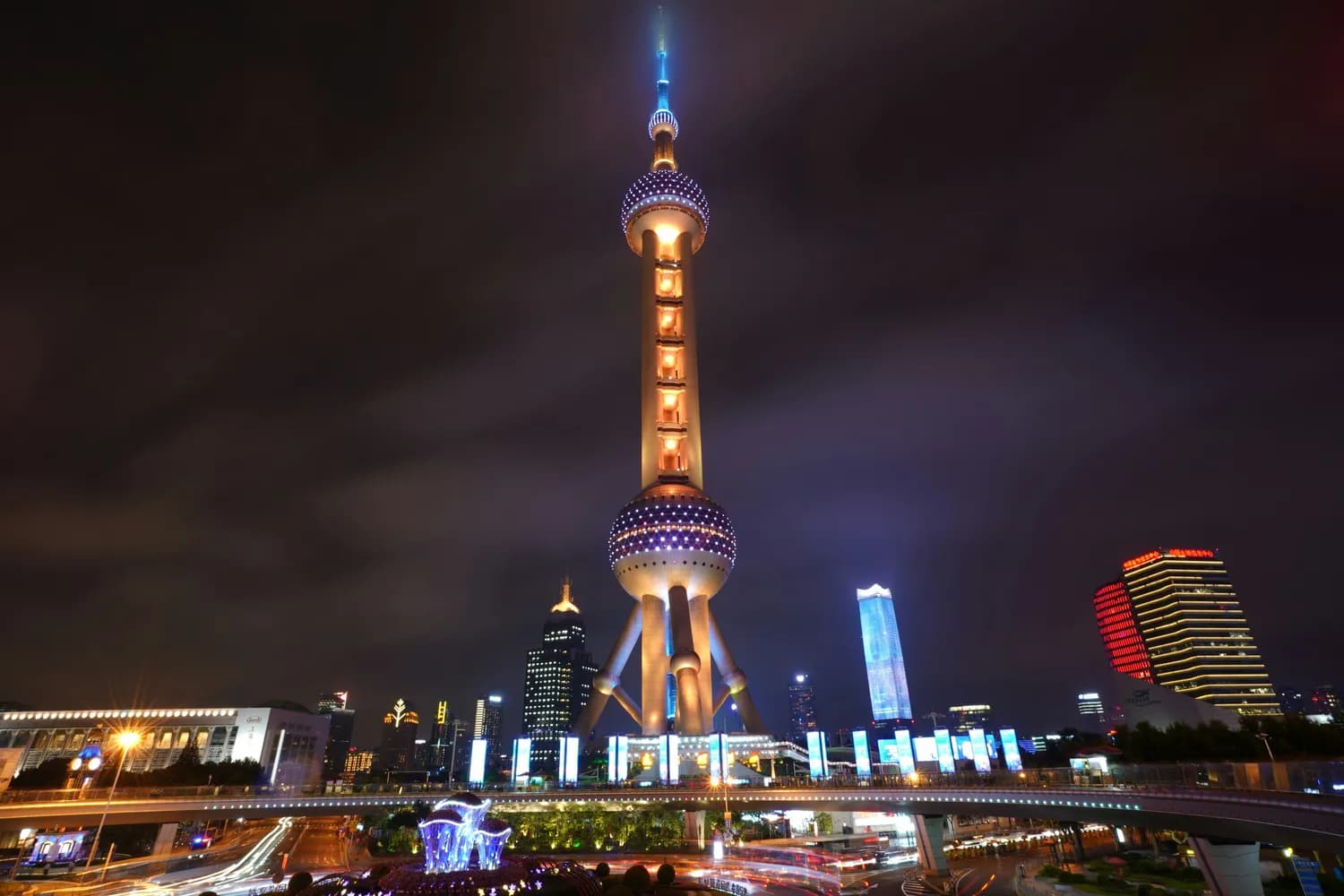 东方明珠塔周边打卡：黄浦江夜游必体验！