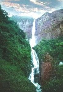 《望庐山瀑布》：想象超群，前无古人