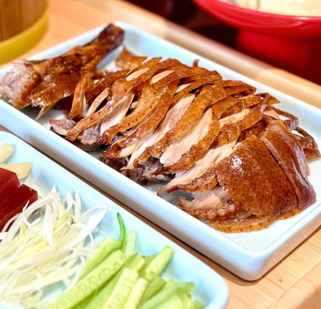 北京烤鸭的独特魅力：历史、制作工艺与美味特点