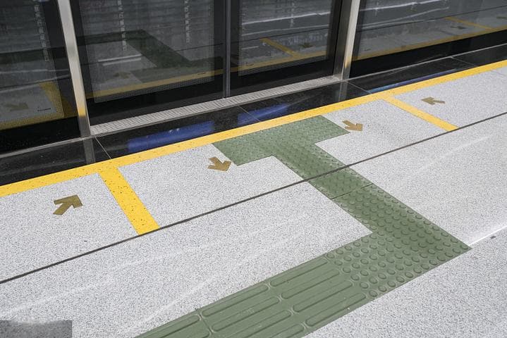 盲道变"忙道"，如何让爱更无碍？
