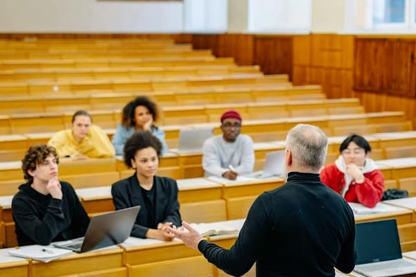 2025年澳洲大学留学费用明细：学费、生活费与奖学金指南