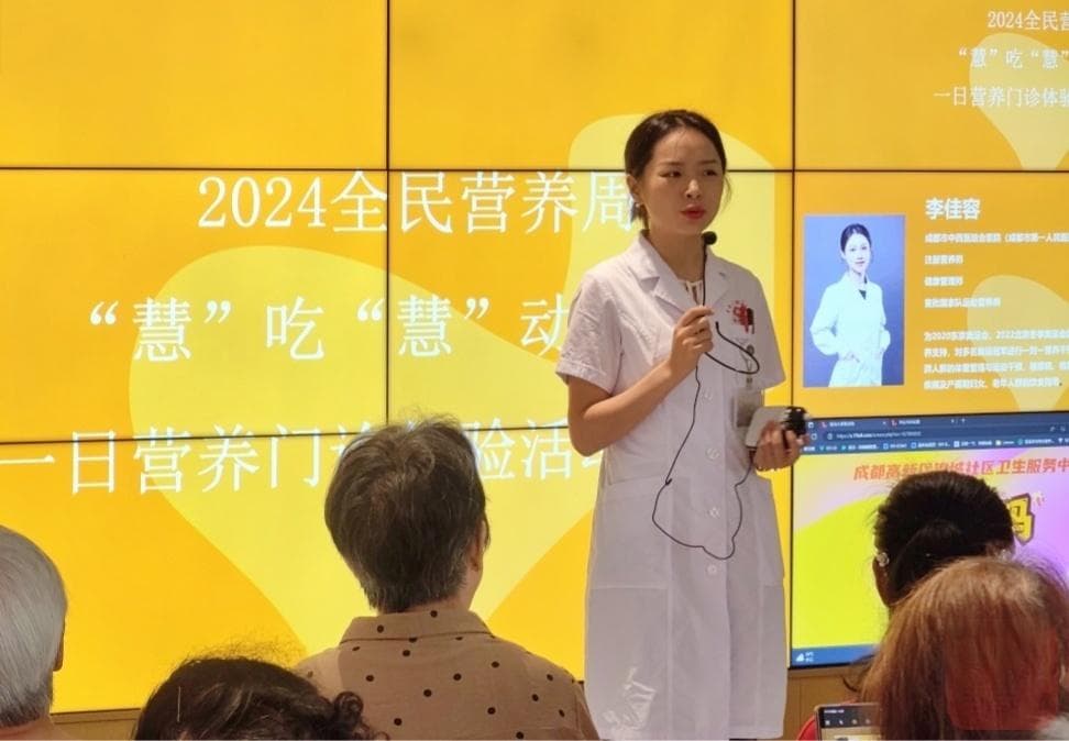 “全民营养周”健康进社区，营养师现场教学健康餐搭配技巧