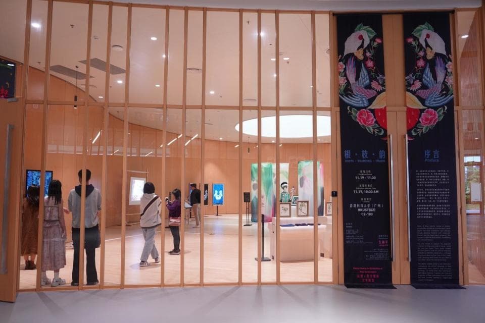 AI拓宽艺术边界，苗绣数字媒体艺术展在港科广举行