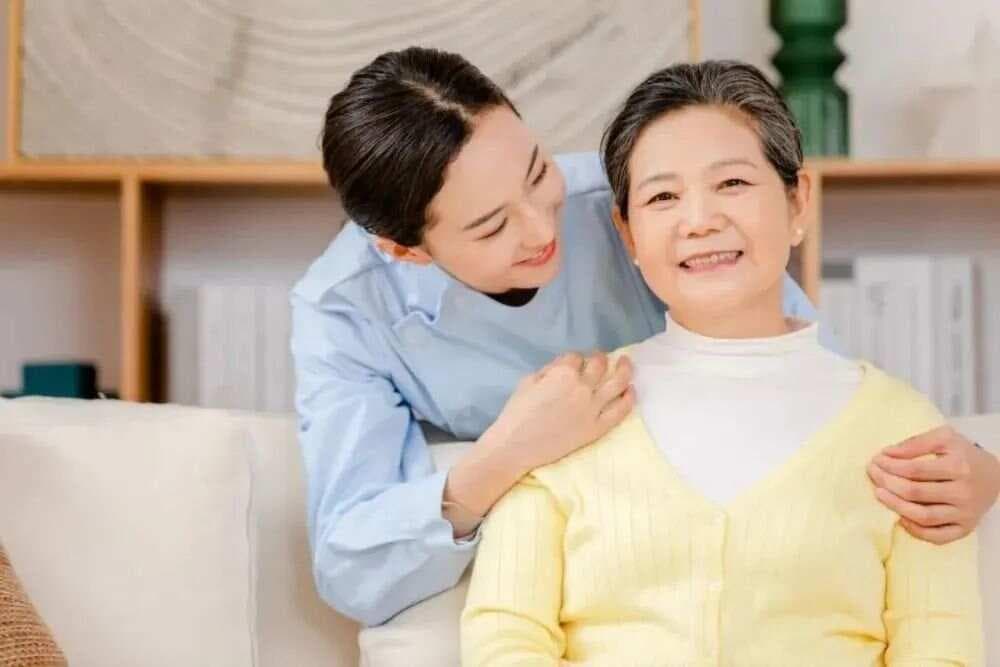 老人卧床护理指南：预防褥疮等并发症的“六勤六避免”