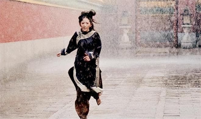 祺贵人被乱棍打死时，谁注意到她的脚了？这才是甄嬛的厉害之处