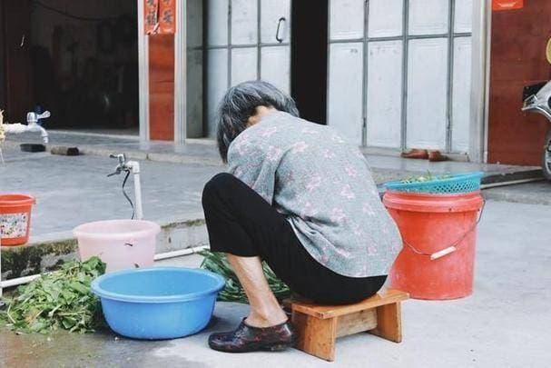 “帕金森”跟家务活有关？提醒：60岁后，做家务时一定注意这几点