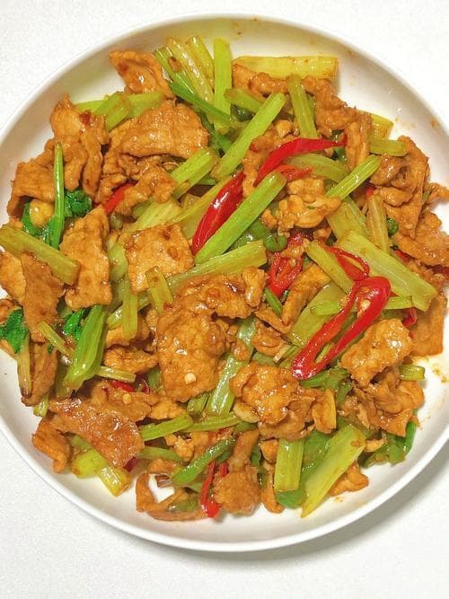 大火快炒锁鲜味，芹菜炒瘦肉，色香味俱全！