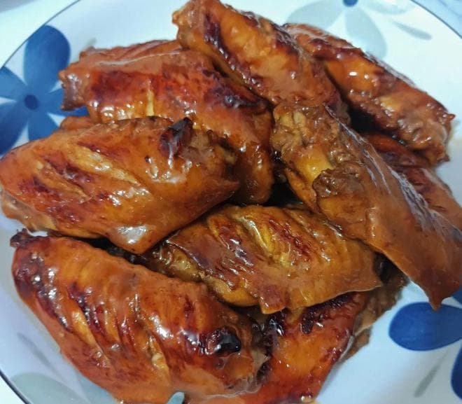 蜜汁鸡翅：甜中带咸，香而不腻