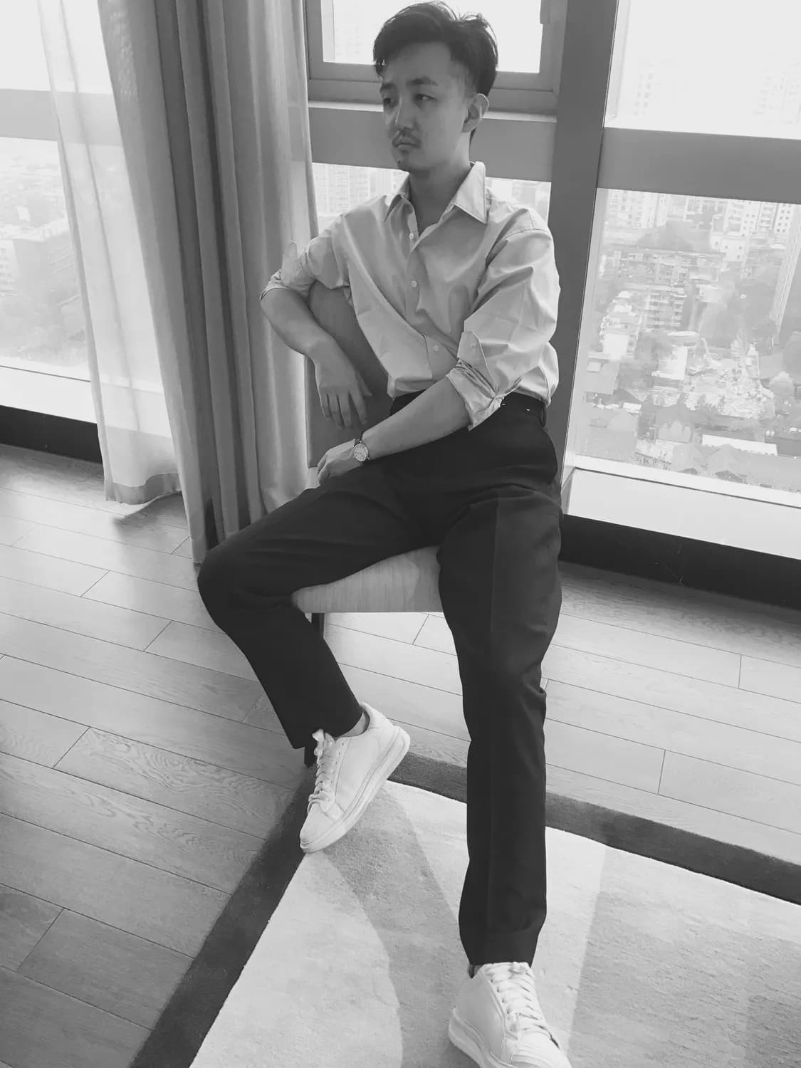 黄景瑜亮相VOGUE盛典：黑色亮片西装演绎东北式松弛感