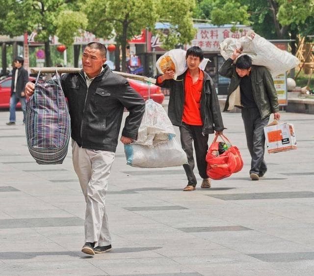 2025年春节返乡潮为何悄然消失？四大原因解读这一社会现象