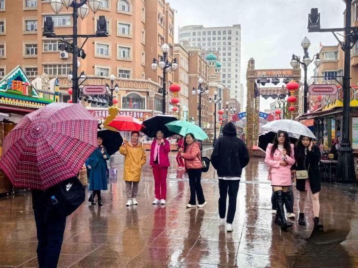 新疆乌鲁木齐各族民众欢度肉孜节