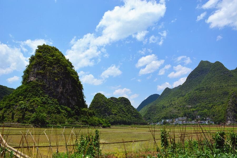 多彩贵州：万峰林下田园风光