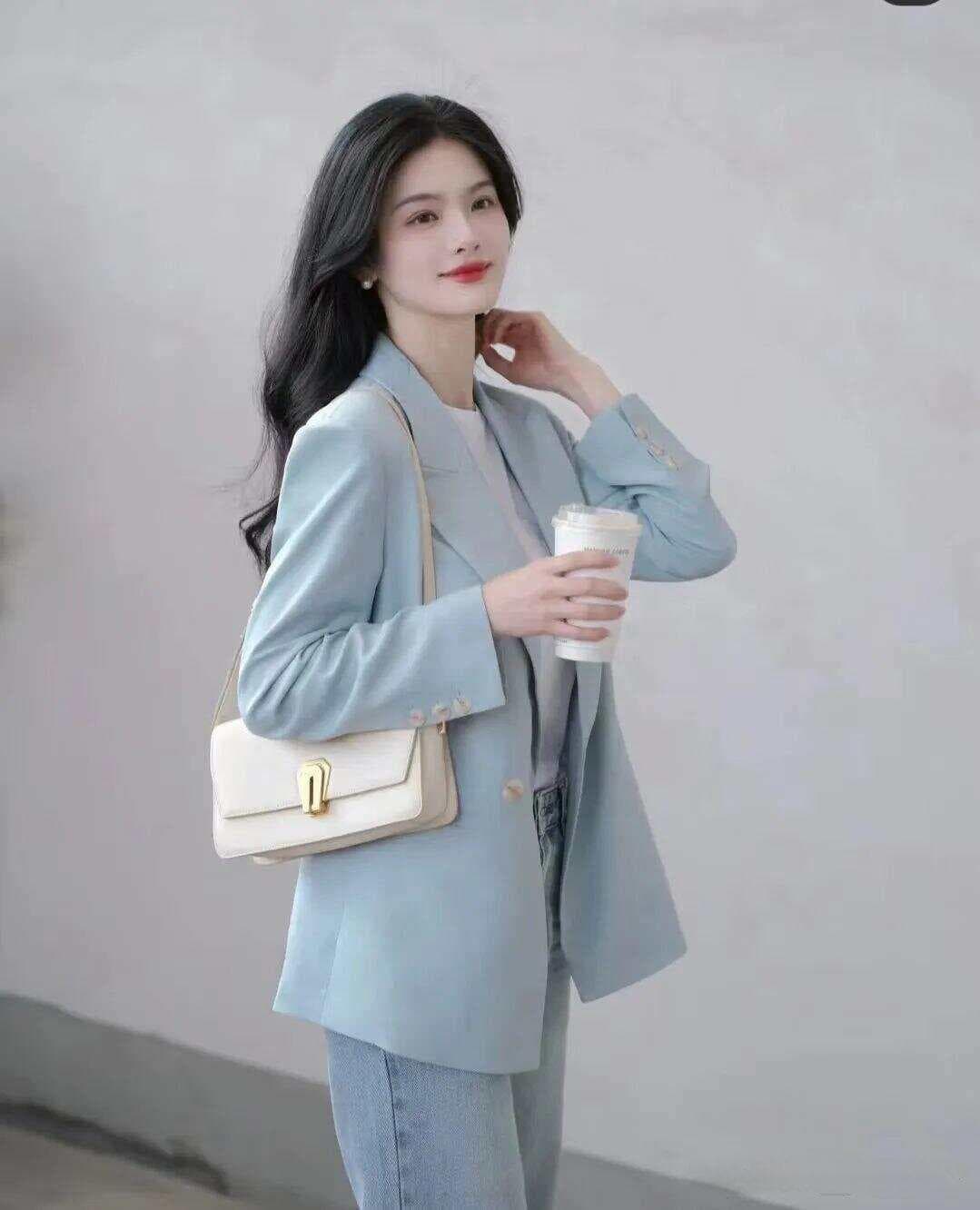 女人穿什么颜色的衣服显白显年轻？