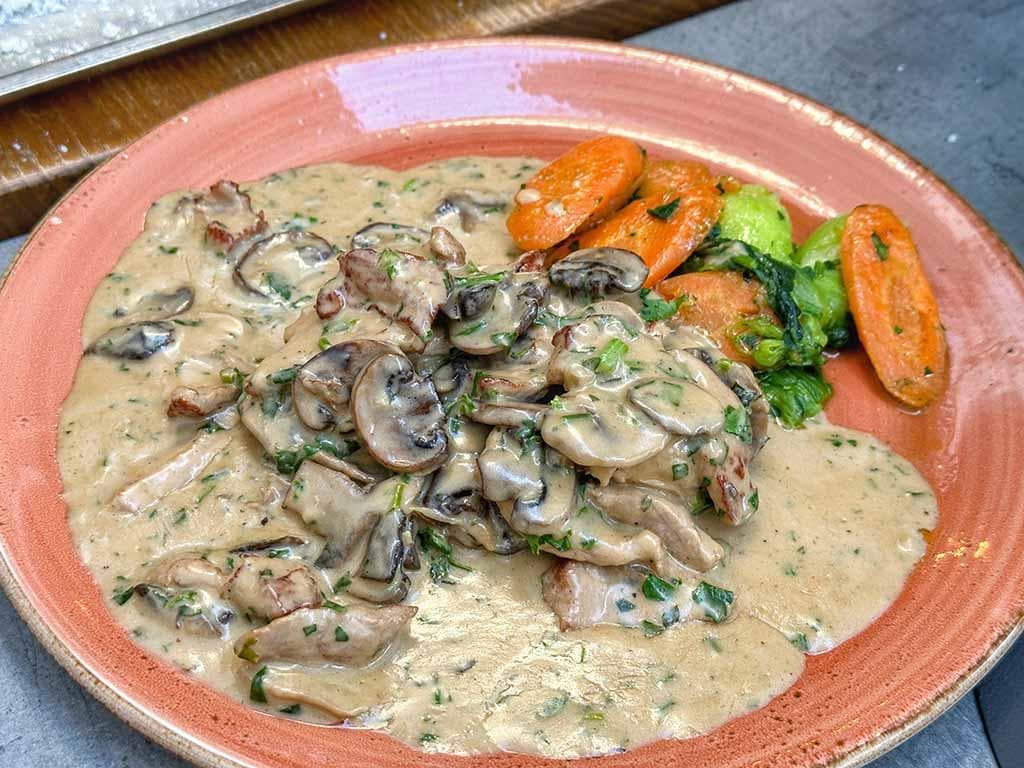 瑞士美食全攻略：从苏黎世小牛肉到起司火锅，精选各地必吃餐厅