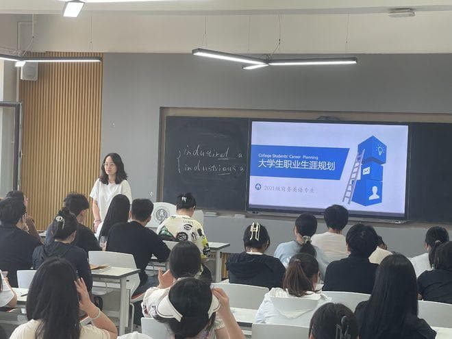 高校辅导员队伍建设的现实挑战与创新路径