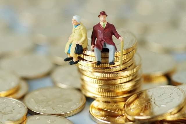 退休金再涨！2025年养老金21连涨敲定，三大变化关系你的钱袋子