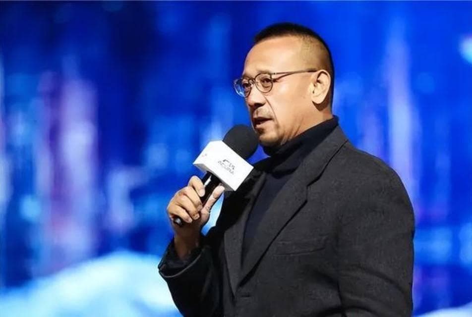 61岁导演姜文26年只拍了6部电影，却能影史留名，他凭啥这么牛？