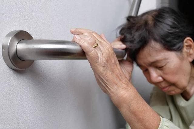 脑血栓只因缺少这2种维生素？医生建议：做好3件事，疏通脑血管