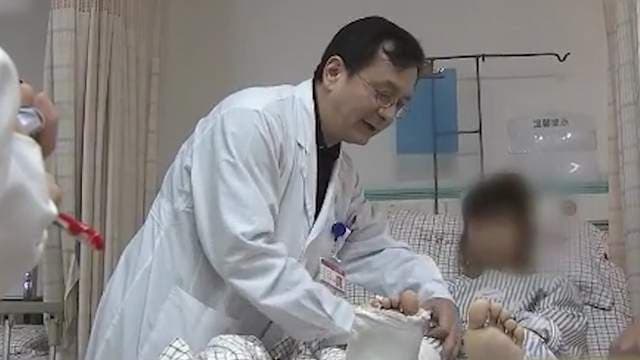 18岁少女与猫同吃同睡感染寄生虫，腿骨被啃成马蜂窝