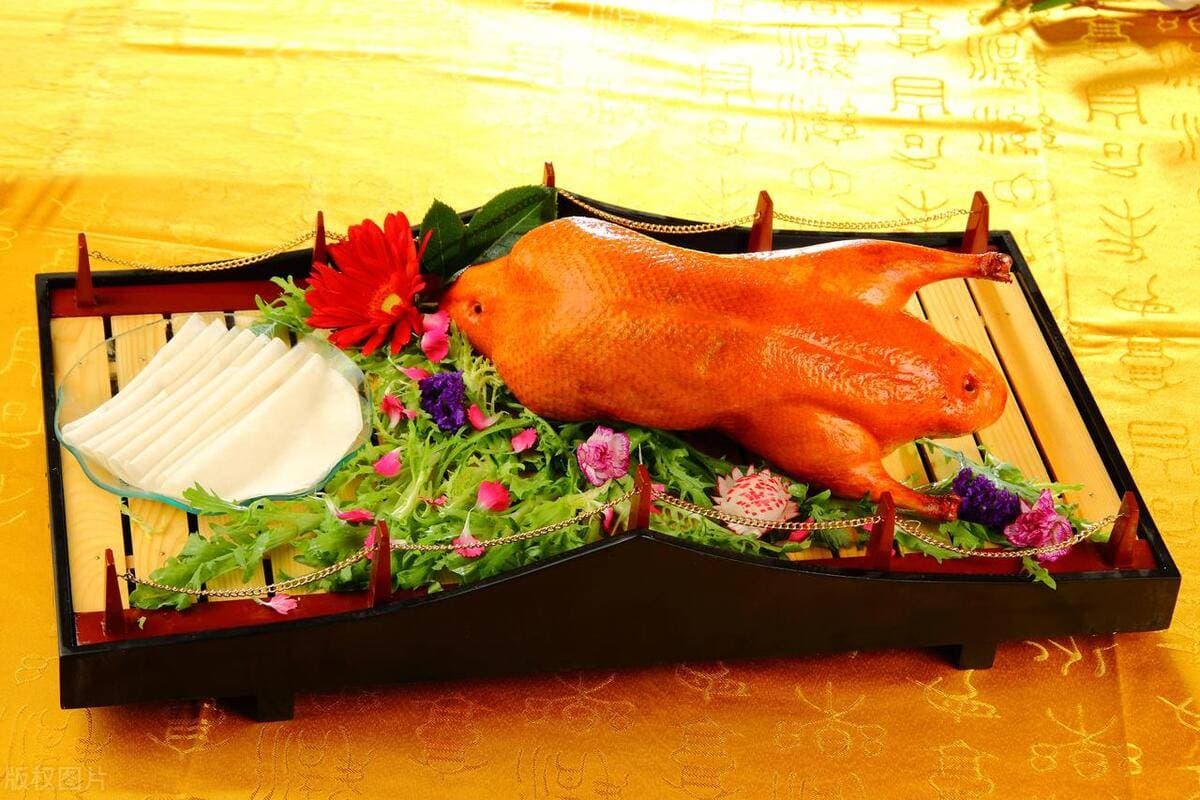 传统美食北京烤鸭最早源自哪个菜系？鲁菜还是川菜？
