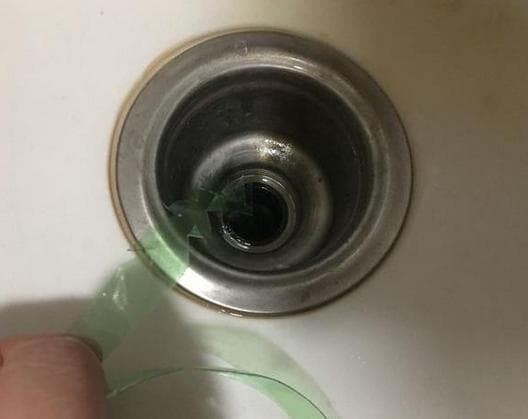 下水道堵塞怎么办？一个塑料瓶就能搞定，省钱又环保！