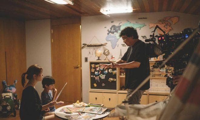 《寄生虫》：如何用镜头突显「神不知鬼不觉」寄生他人的生存之道