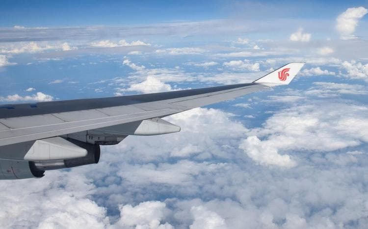 揭秘飞机高空供氧：万米高空如何保障乘客呼吸？