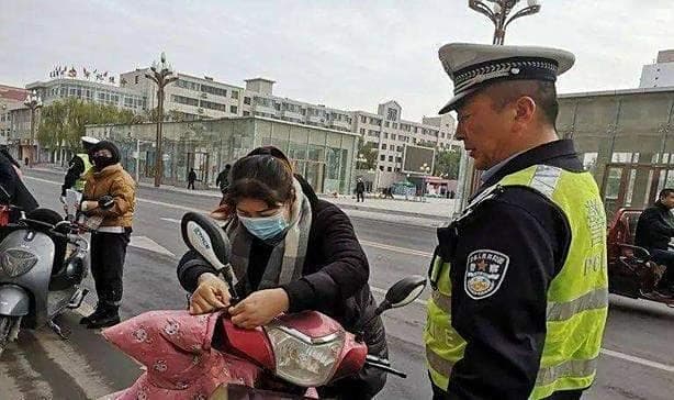 电动车装挡风被受罚，大爷怒问交警：难道拆下来就安全了？