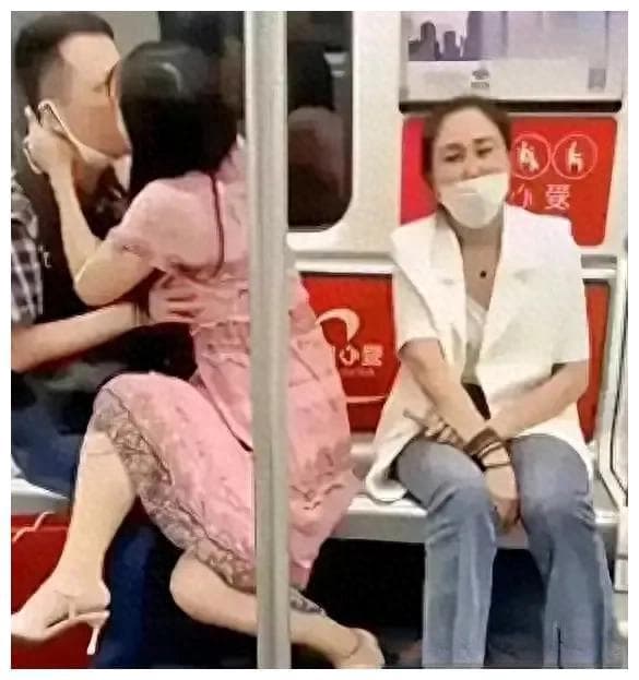 公共场合的爱情表达：地铁中的甜蜜与尴尬