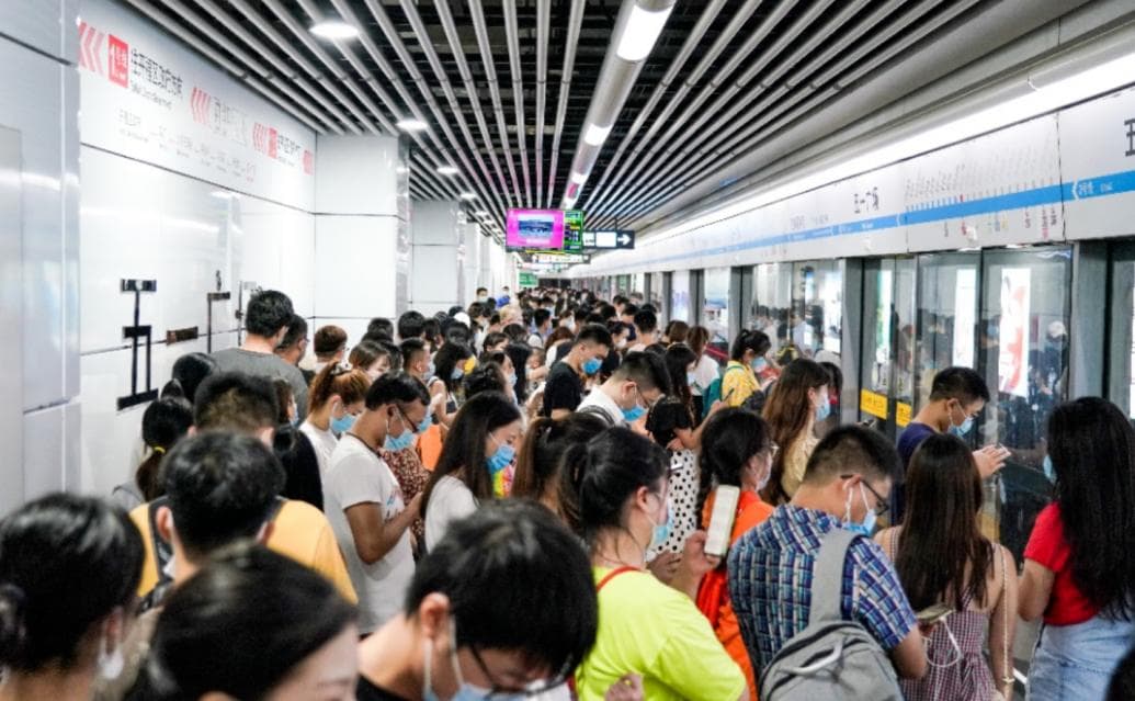 早高峰地铁上冒出浓烟？当人流拥挤时，你该这样逃生