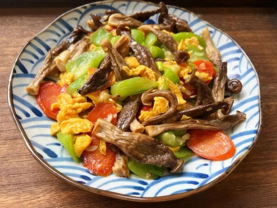丝瓜搭配鹿茸菇，这道夏季家常菜营养又解暑