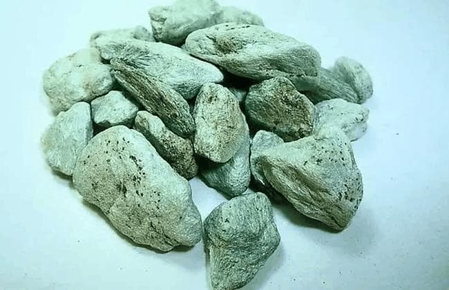 阳起石：一种独特的闪石硅酸盐矿物