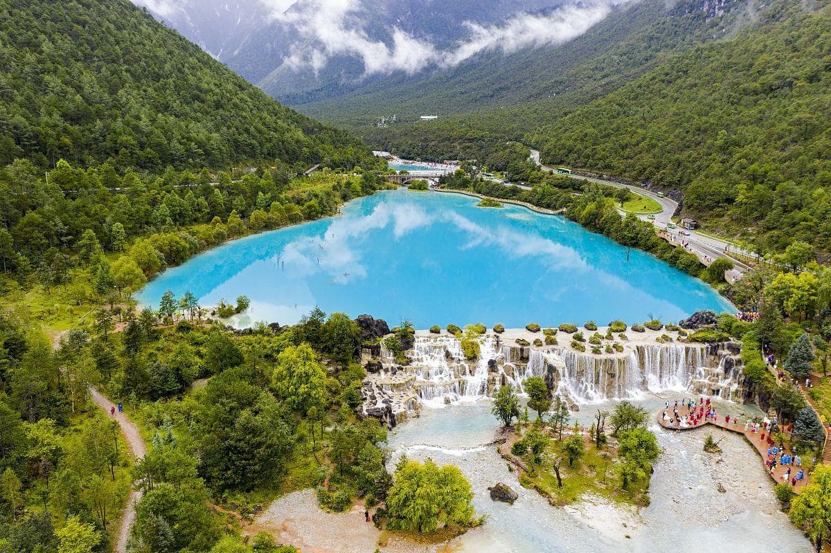 玉龙雪山蓝月谷徒步旅行指南：徒步蓝月谷，领略高原湖泊的美丽