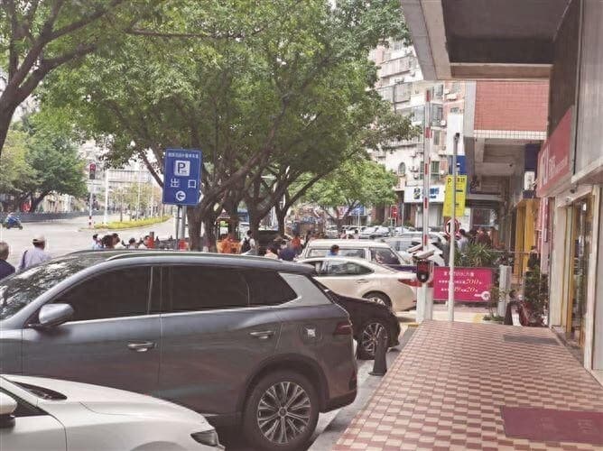 店面前建停车场合规吗？商户认为影响经营，业委会及停车场运营方这么说……